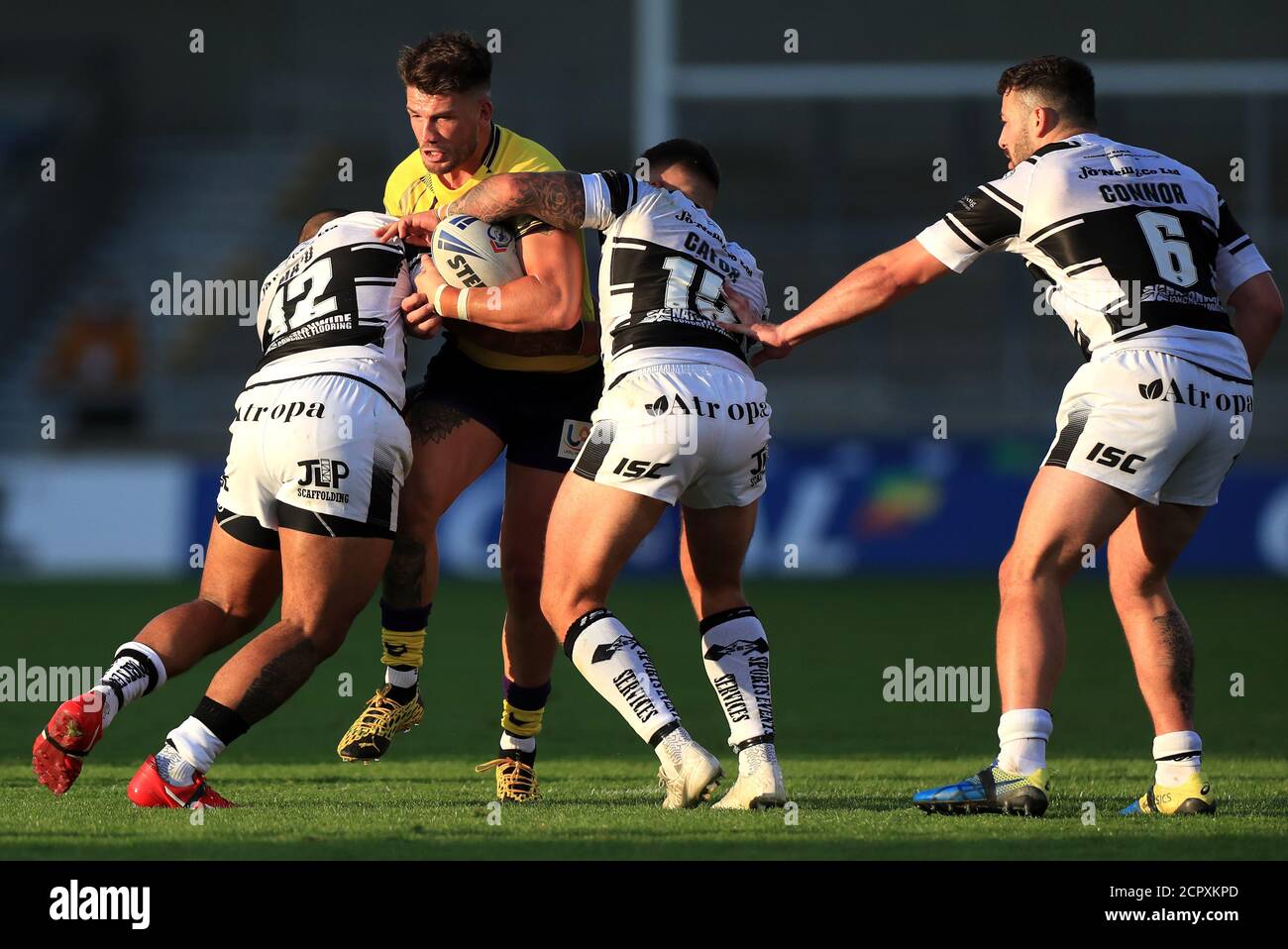 Hull's Manu Ma'U, Joe Cator und Jake Connor bekämpfen Wigans Oliver Gildart während des Betfred Super League-Spiels im AJ Bell Stadium, Salford. Stockfoto