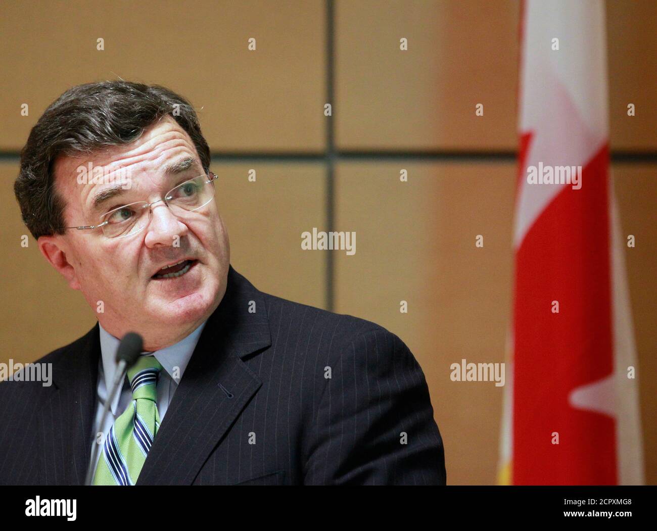 Kanadas Finanzminister Jim Flaherty spricht vor dem kanadischen Konsul in New York im Vorfeld der G-8- und G-20-Gipfel in dieser Woche am 21. Juni 2010. REUTERS/Brendan McDermid (VEREINIGTE STAATEN - Tags: UNTERNEHMENSPOLITIK) Stockfoto