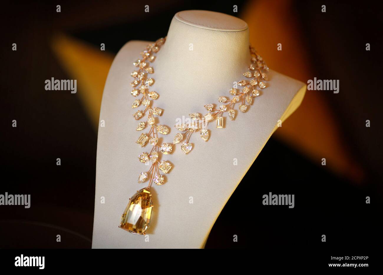 Eine rose gold Halskette mit einem 407 Karat Gelbgold Diamanten wird auf  einem Ständer bei einem Medien-Event in Singapur 4. Oktober 2013  vorgestellt. Für jemanden mit $ 55 Millionen auf eine eigroße