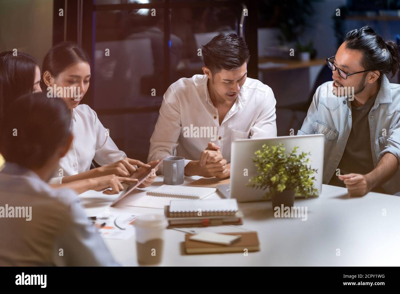 Arbeit spät Konzept der interracial asiatische Business-Team Brainstorming Idee im Büro Besprechungsraum in der Nacht. Harte Frist und Überstunden arbeiten und neu Stockfoto
