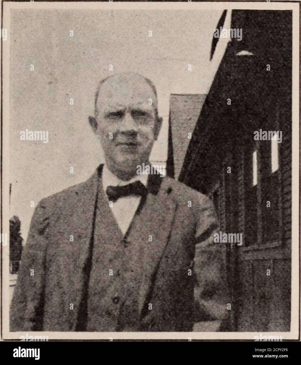 . Baltimore und Ohio Mitarbeiter Magazin . Service. Ed, wie die Jungs alle ihn nallten, ist einer unserer Hofmänner und seit einigen Jahren in unserem Dienst. Hewas Champion Leichtgewicht von Camp Sheridan, Alabama. ich ■ Deckel Connelly DER BALTIMORE UND OHIO MITARBEITER MAGAZIN 89. Yardmaster Martin Walsh Martin Walsh wurde am 11. Juni 1865 in Cincinnati auf dem Gelände geboren, das jetzt von unserem Kenyon Avenue Depot besetzt ist, in einem Haus der C. H. & D. Railroad, so dass es wahrheitsgemäß gesagt werden kann, dass Martin in Baltimore und Ohio geboren und aufgewachsen ist. Seine frühe Ausbildung erhielt in Cincinnatis berühmten West End, whe Stockfoto