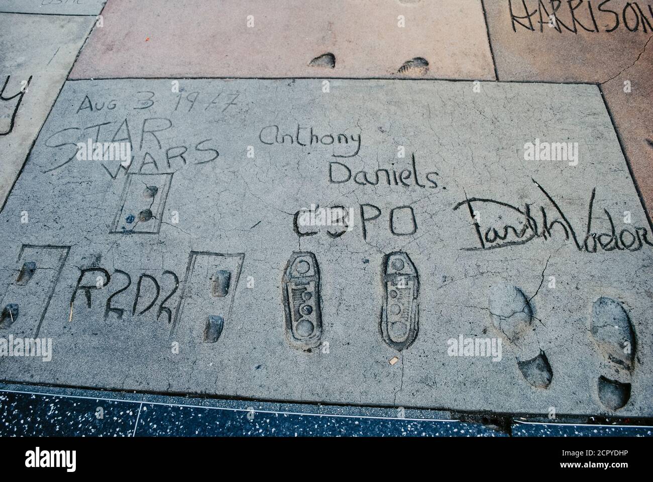 USA, Kalifornien, Los Angeles, Hollywood Boulevard, Starwars Figuren Hand- und Schuhdrucke von R2D2, C3PO, Darth Vader, im Grauman's Chinese Theatre Stockfoto