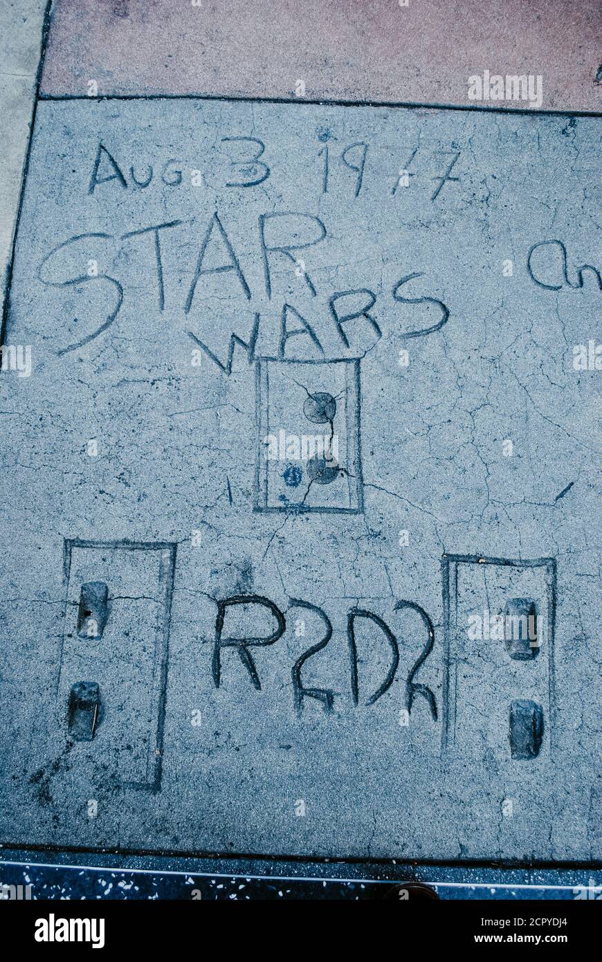 USA, Kalifornien, Los Angeles, Hollywood Boulevard, Starwar's Characters Hand- und Schuhdrucke von R2D2 im Grauman's Chinese Theatre Stockfoto