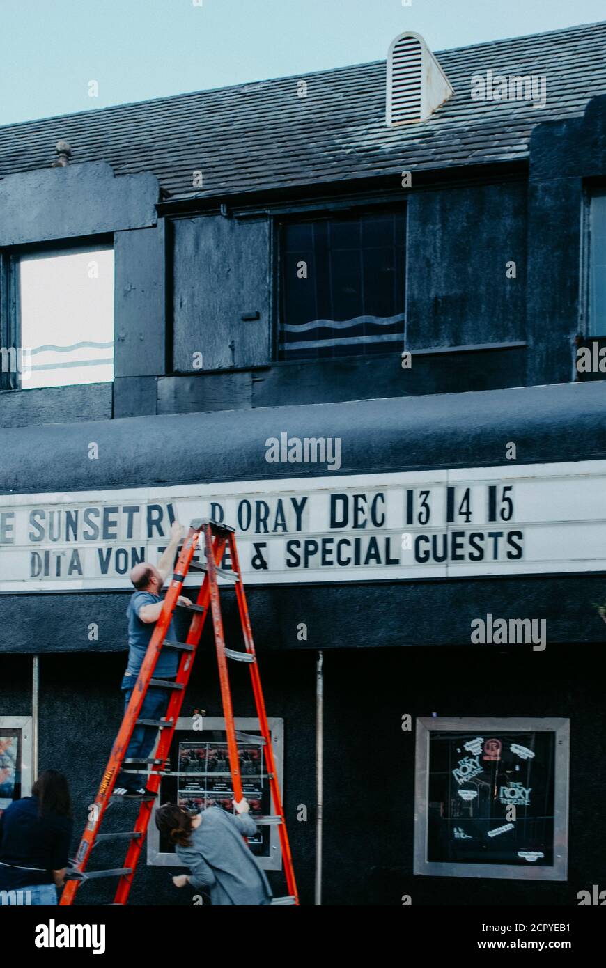 USA, Kalifornien, Los Angeles, Club 'The Roxy Theatre', Mitarbeiter tauscht Veranstaltungsdetails auf Neonschildern aus Stockfoto