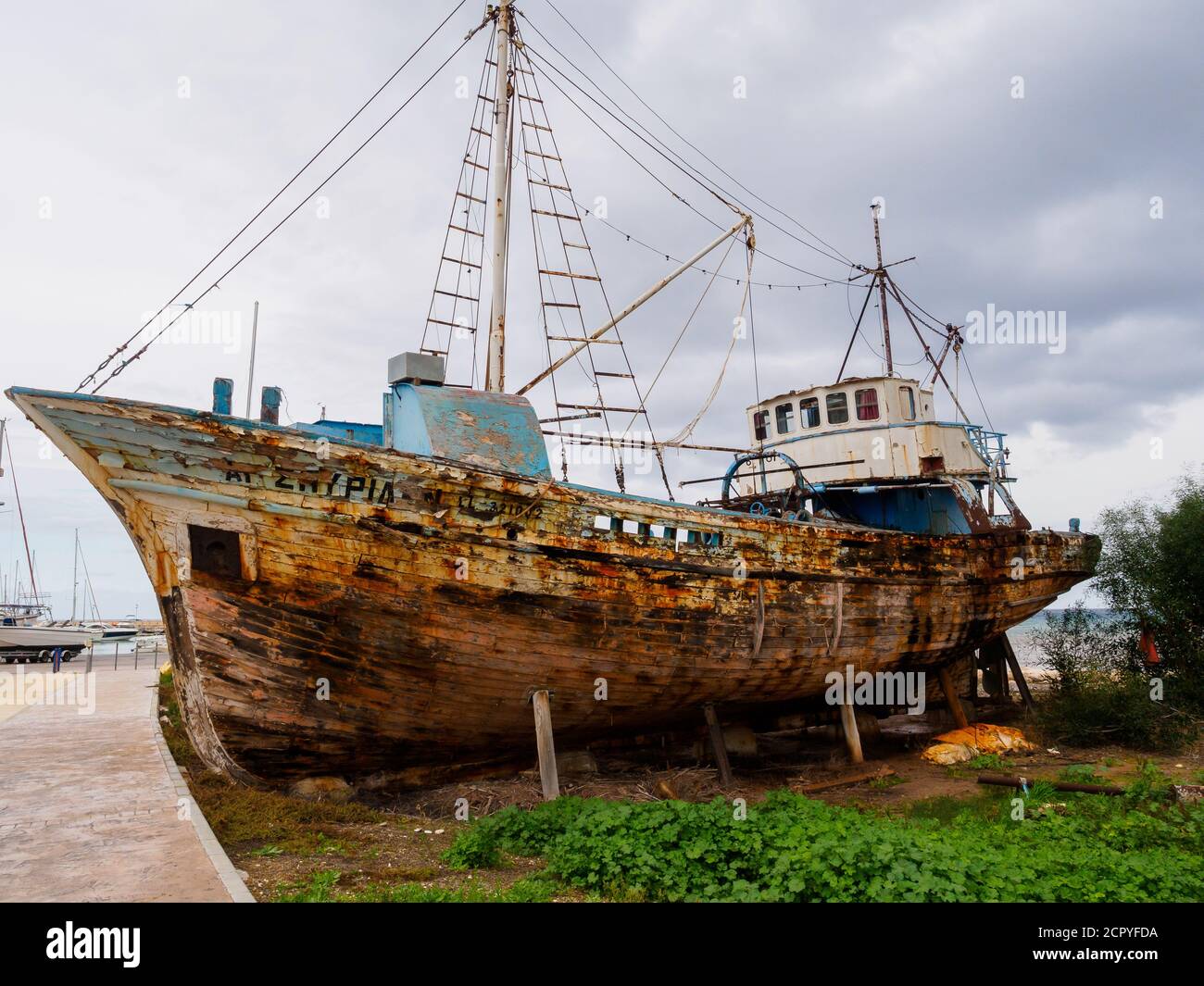 Verlassene alte Fischerboot in Latchi Hafen, Zypern Stockfoto