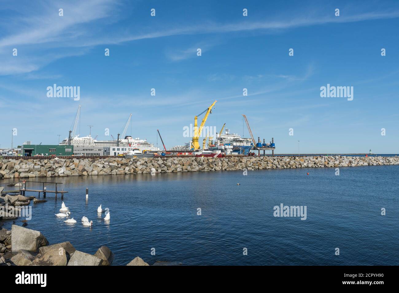 Deutschland. Rügen, Port Mukran, 17. September 2020. Hafen von Mukran, in der Nähe von Sassnitz auf der Insel Rugen am 17. September 2020. Nordstream 2-Pipeline Stockfoto