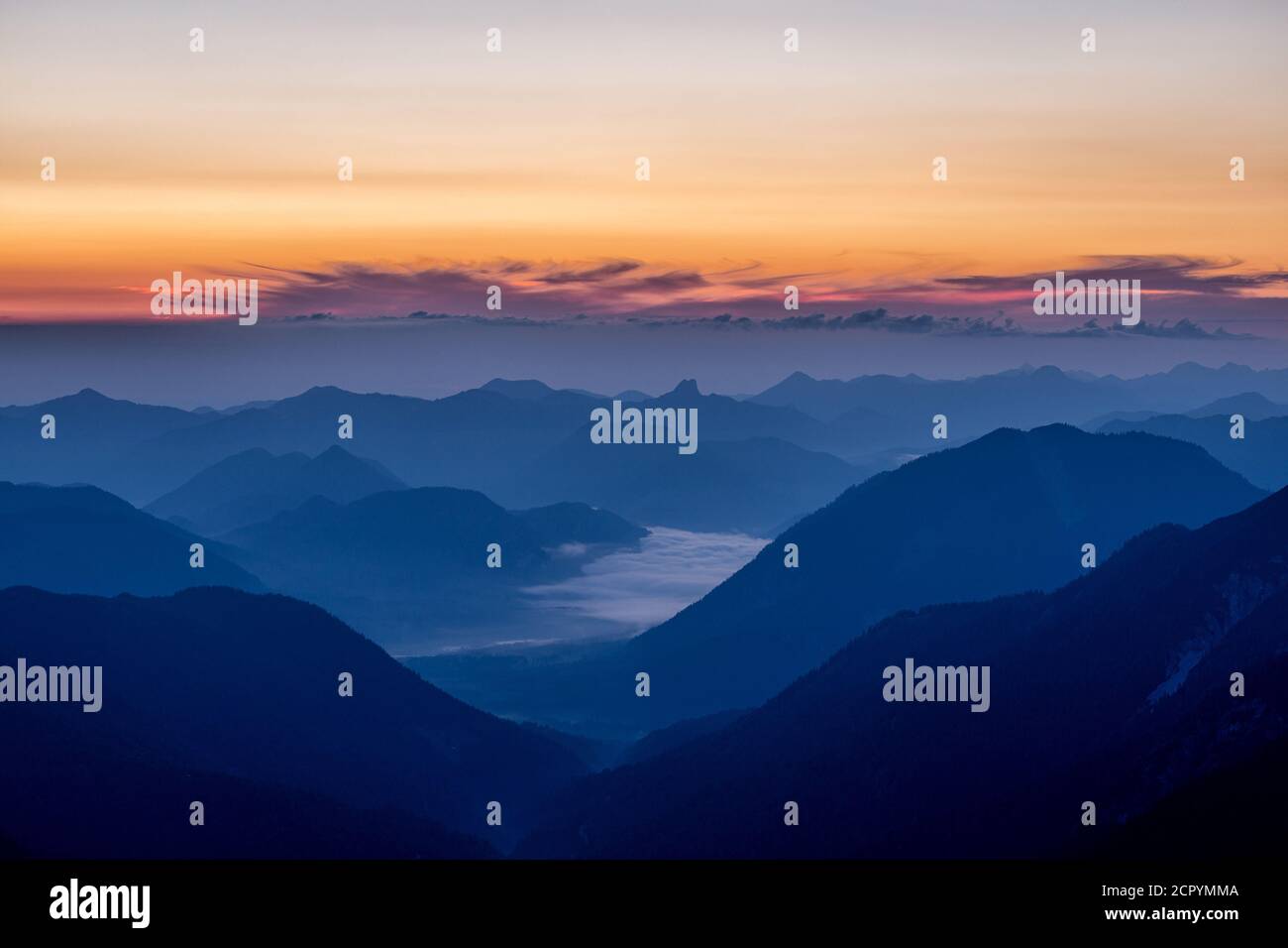 Berge vor Sonnenaufgang Stockfoto