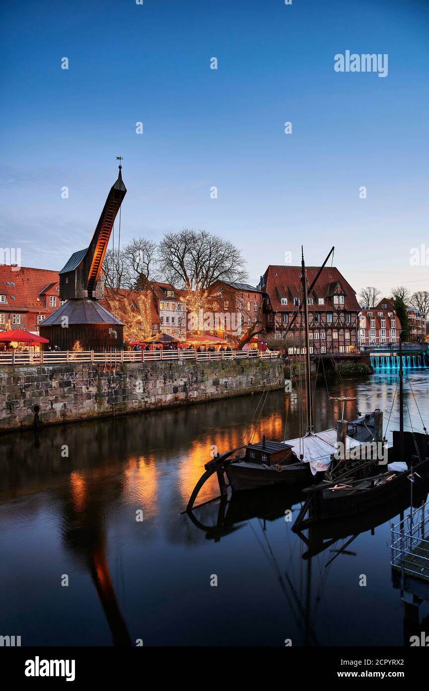 Blick auf die Stadt, Lüneburg, Altstadt, Wasserviertel, am Stintmarkt, am Fischmarkt, der Alte Kranich, Wahrzeichen, beleuchtet, Weihnachten, Weihnachtsmarkt, Nacht Stockfoto
