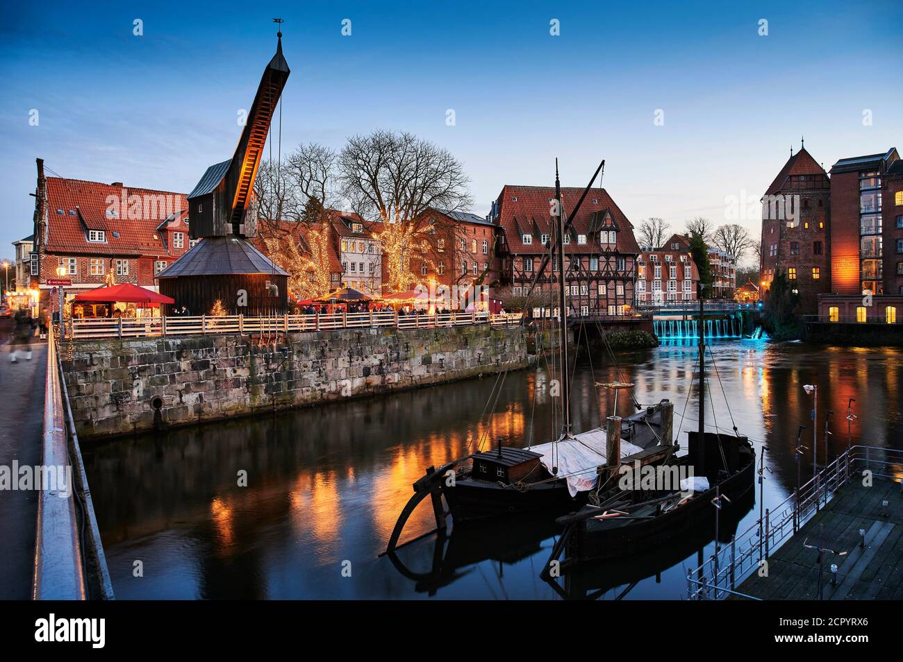 Stadtansicht, Lüneburg, Altstadt, Wasserviertel, am Stintmarkt, am Fischmarkt, der alte Kran, Landmark, beleuchtet, Weihnachten, Weihnachtsmarkt, Nacht Stockfoto