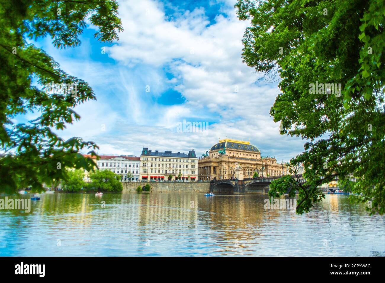 Blick auf das Nationaltheatergebäude in Prag von der Moldau. Architektur Europas. Stockfoto