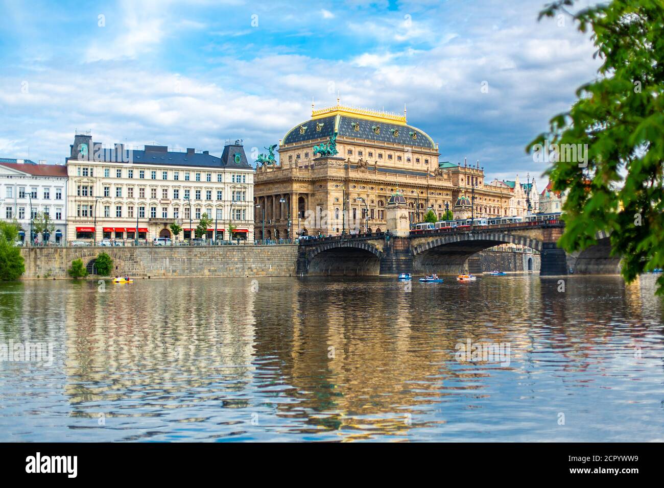 Blick auf das Nationaltheatergebäude in Prag von der Moldau. Architektur Europas. Stockfoto
