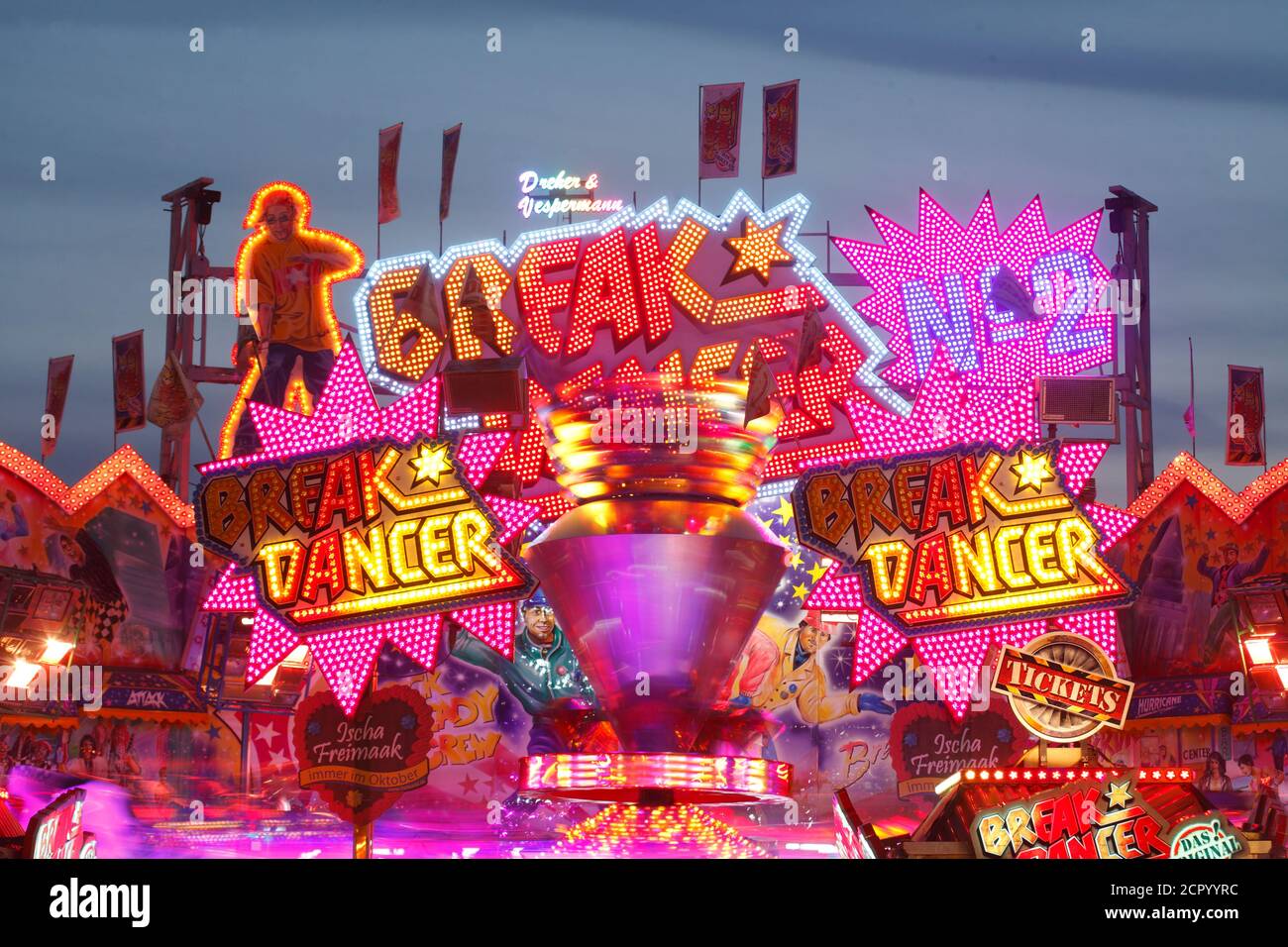 Fahrpause-Tänzerin auf dem Bremer Freimarkt in der Abenddämmerung, Bremen, Deutschland, Europa Stockfoto