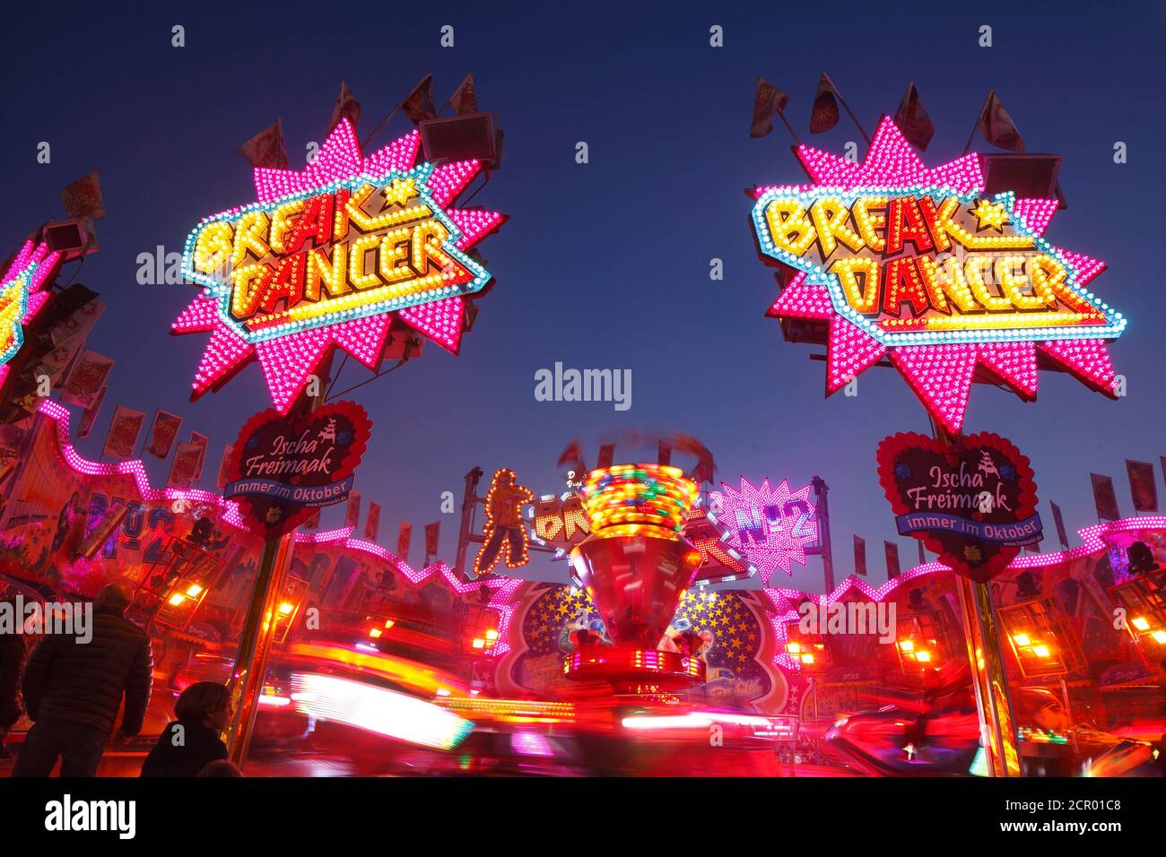 Fahrpause-Tänzerin auf dem Bremer Freimarkt in der Abenddämmerung, Bremen, Deutschland, Europa Stockfoto