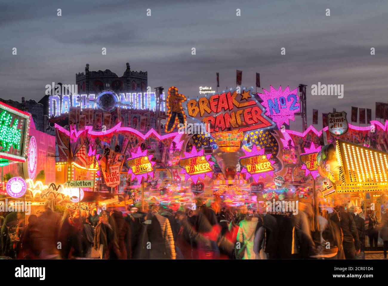 Fahrpause-Tänzerin auf dem Bremer Freimarkt in der Abenddämmerung, Bremen, Deutschland, Europa Stockfoto