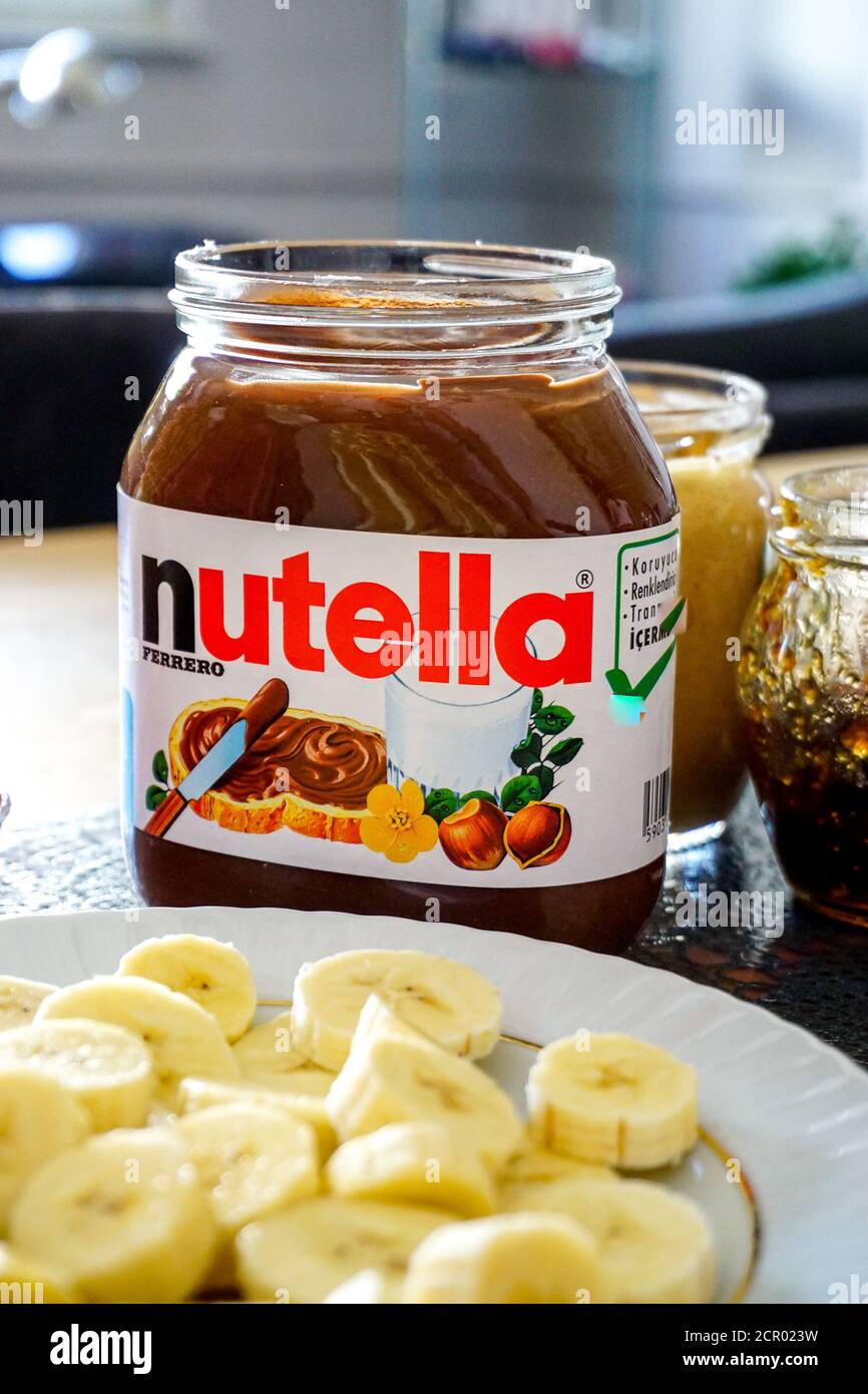 22 März 2020 Eskisehir Türkei Nutella hausgemachter Pfannkuchen und Banane Scheiben Frühstück Dessert Nahaufnahme Stockfoto