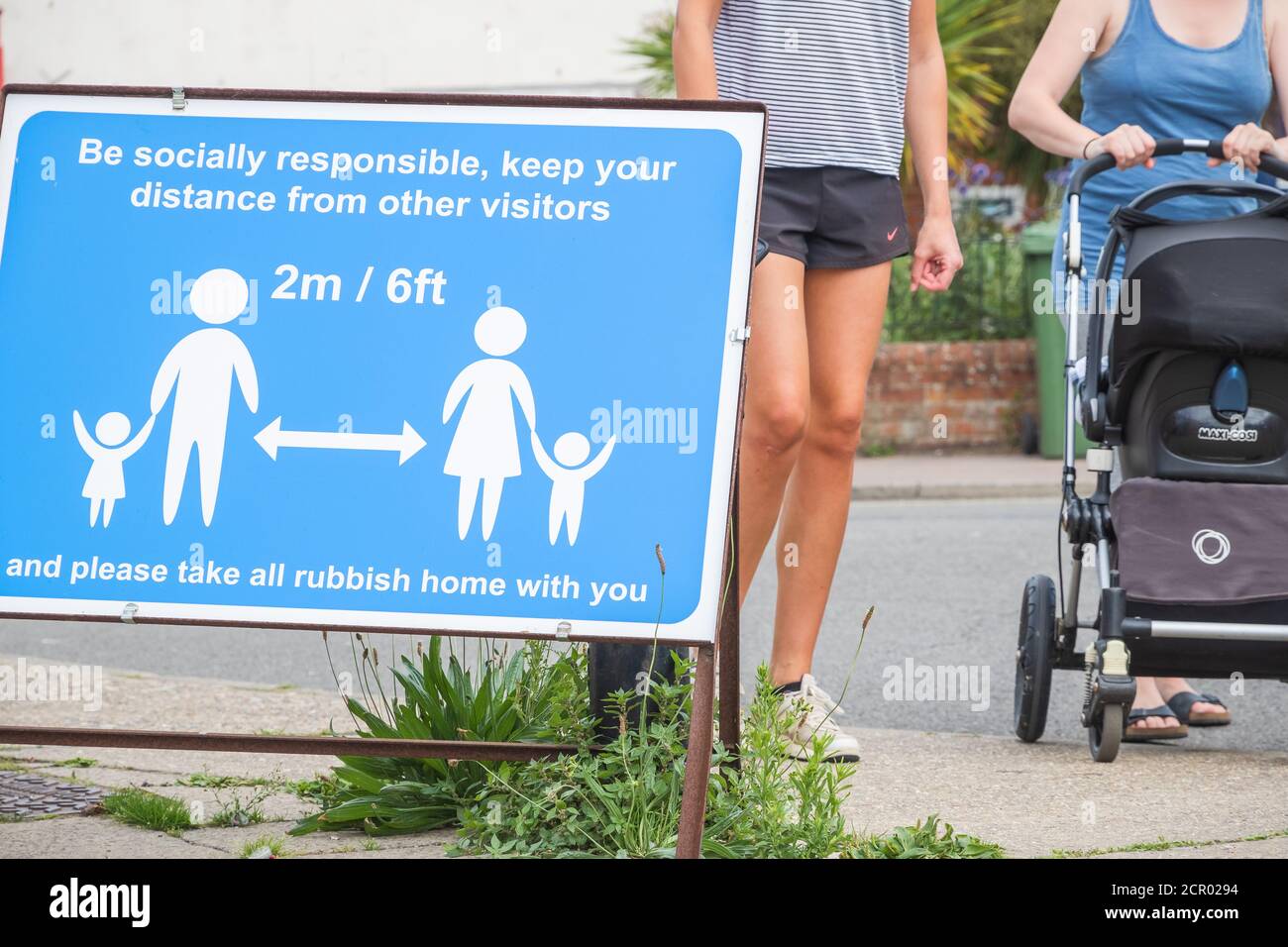 Suffolk, UK - 1 August, 2020 - Social Distancing floor sign displayed on Street of the Seaside town Southwold Stockfoto