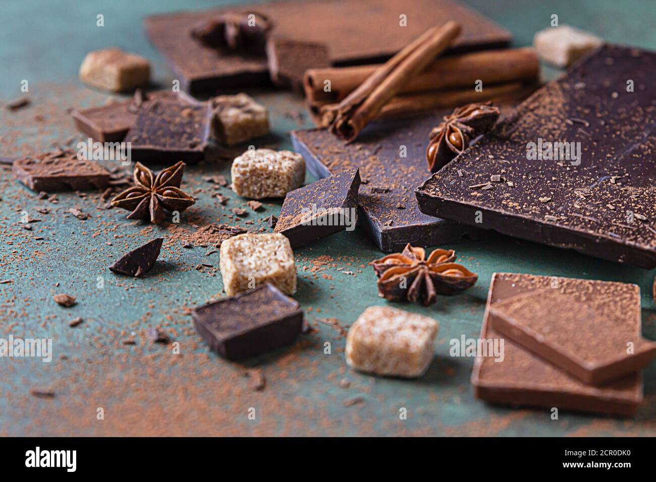 Schokoriegel mit dunkler und milchfarbener Schokolade, Gewürzen, braunem Zucker, Baiser und Marshmallow. Sweet Food Foto Konzept. Stockfoto