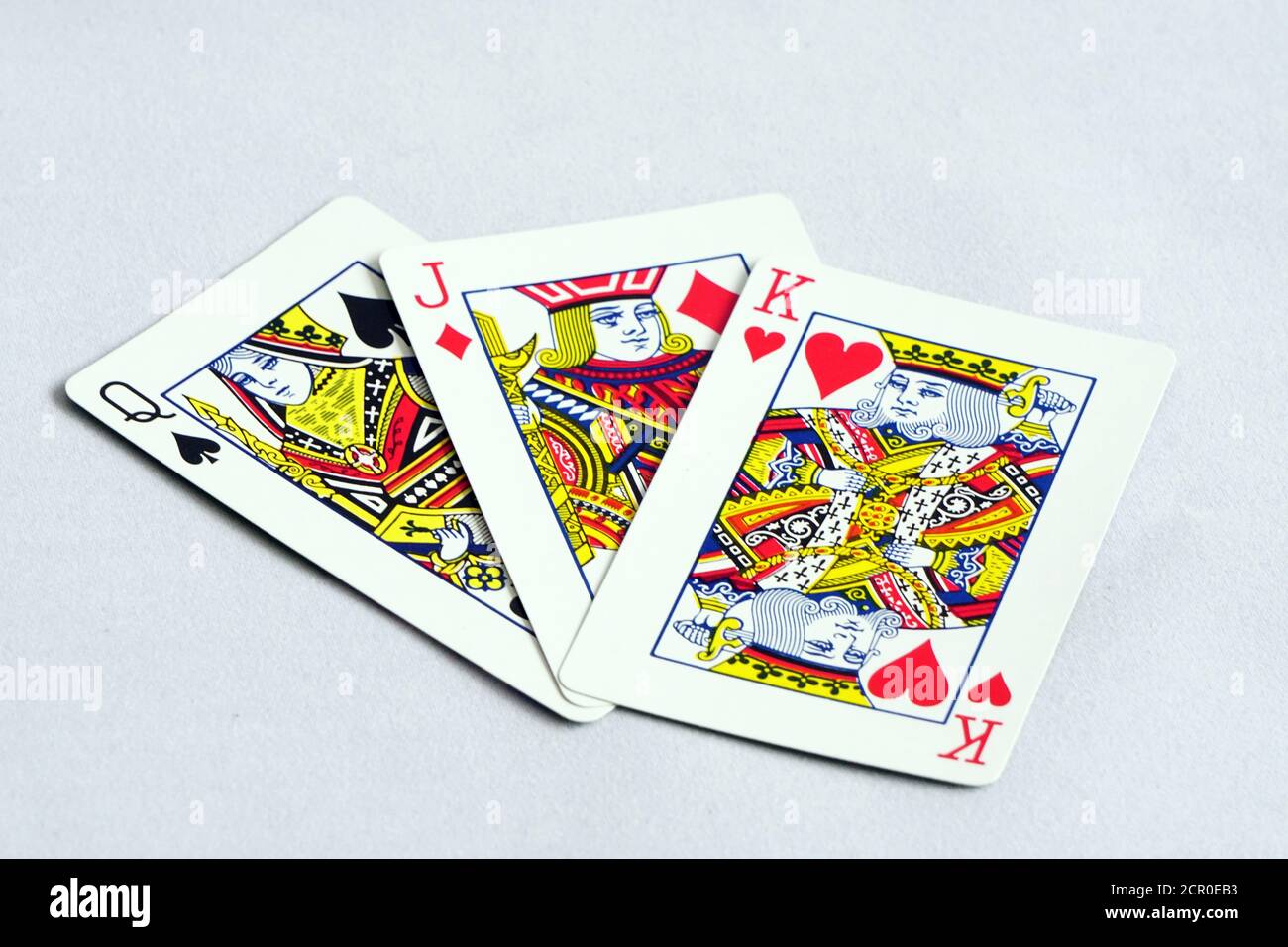 Verschiedene Spielkarten und Kombinationen auf isoliertem weißem Hintergrund schließen Ansicht nach oben Stockfoto