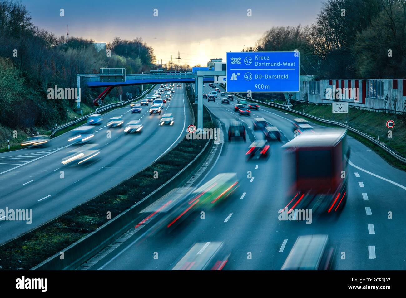 Rush Hour Verkehr auf der Ruhrschnellweg Autobahn A40, Dortmund, Ruhrgebiet, Nordrhein-Westfalen, Deutschland Stockfoto
