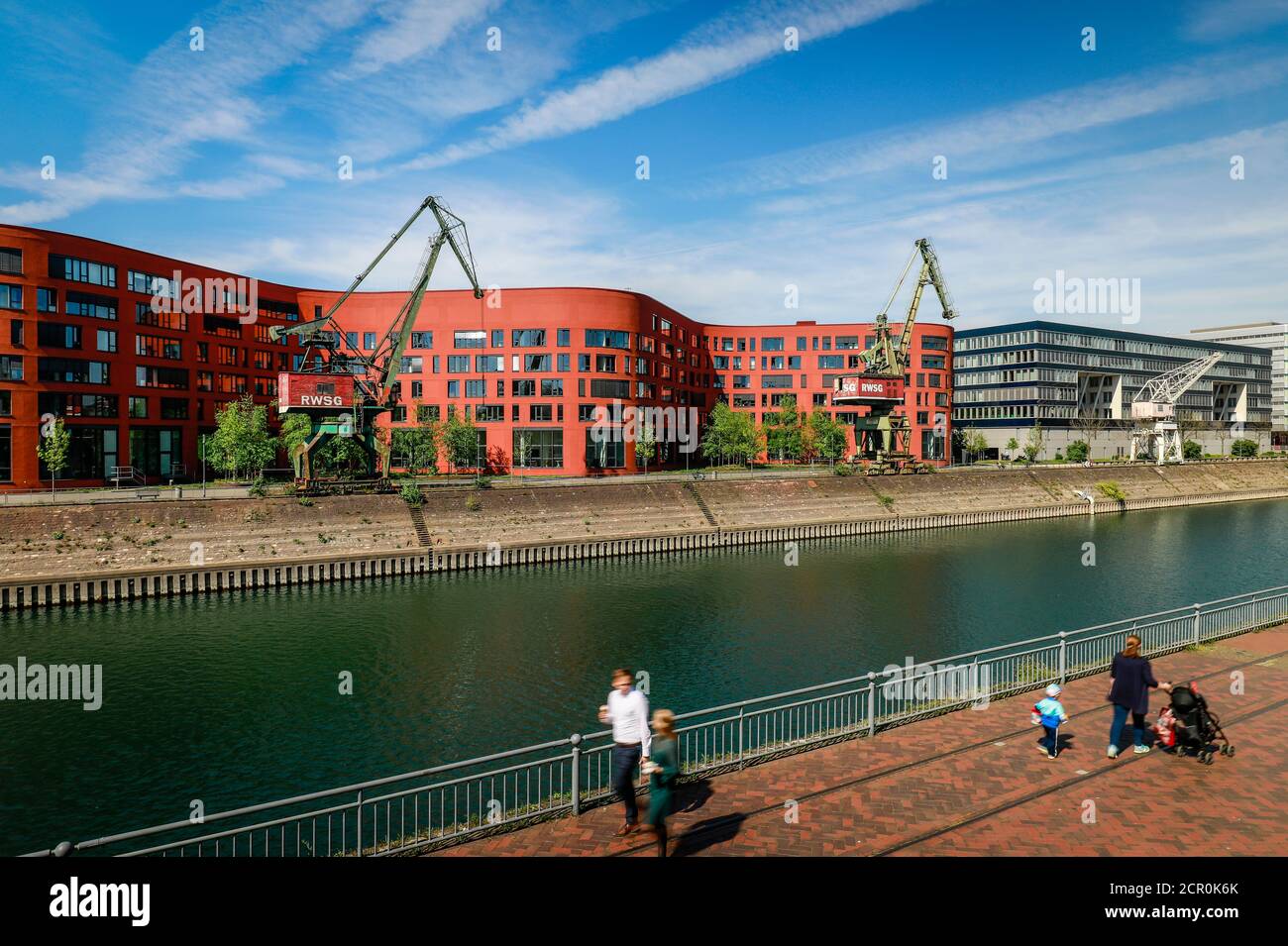 Binnenhafen Duisburg mit dem wellenförmigen Gebäude aus dem Landesarchiv NRW, weiteren modernen Bürogebäuden und alten Hafenkranen, Duisburg, Ruhr Stockfoto