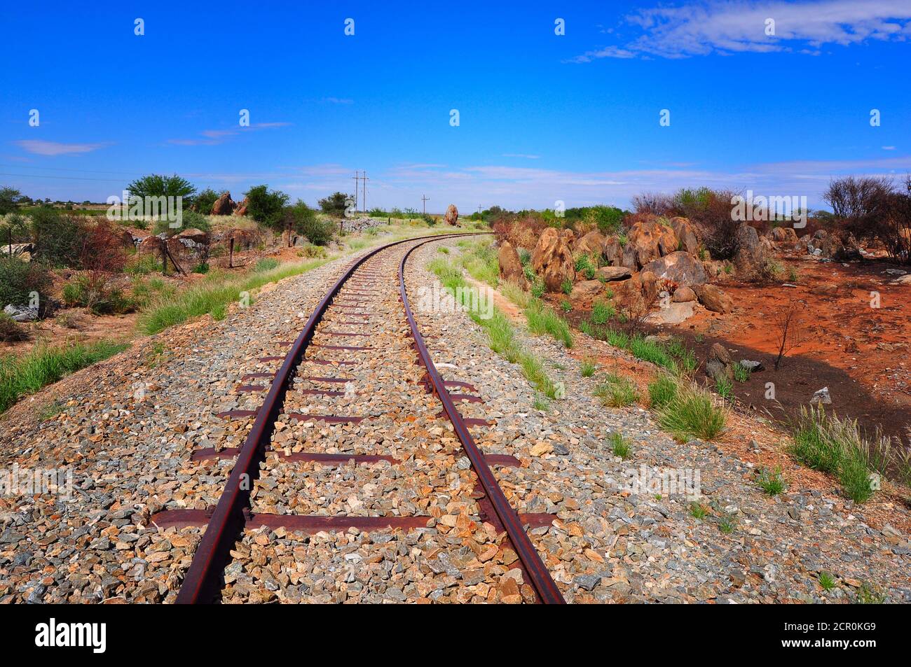 Alte Eisenbahn, die durch das Buschveld, Upington Südafrika, führt Stockfoto