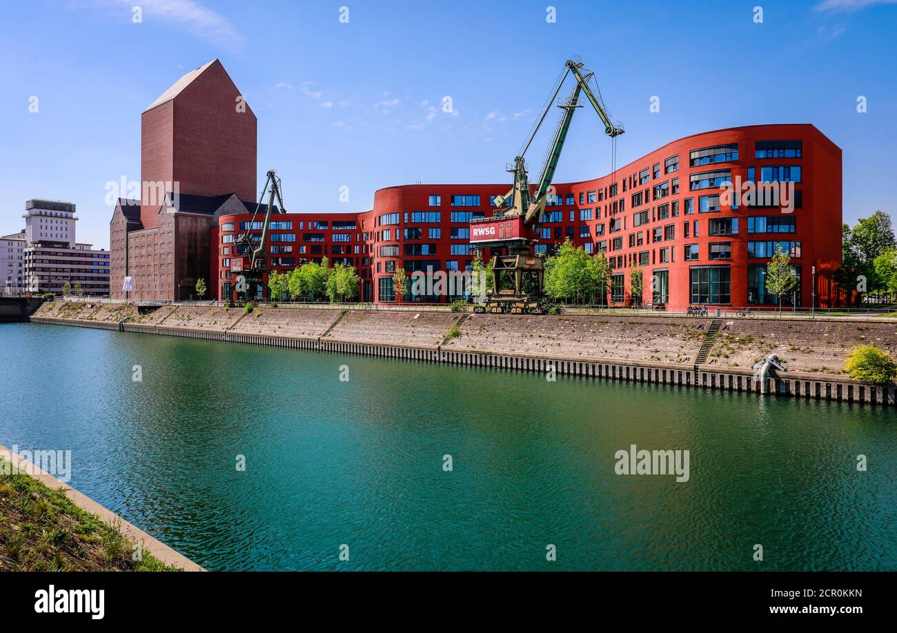 Binnenhafen Duisburg mit dem wellenförmigen Neubau des Landesarchivs Nordrhein-Westfalen, dem umgebauten Archivturm in der ehemaligen RWSG Stockfoto
