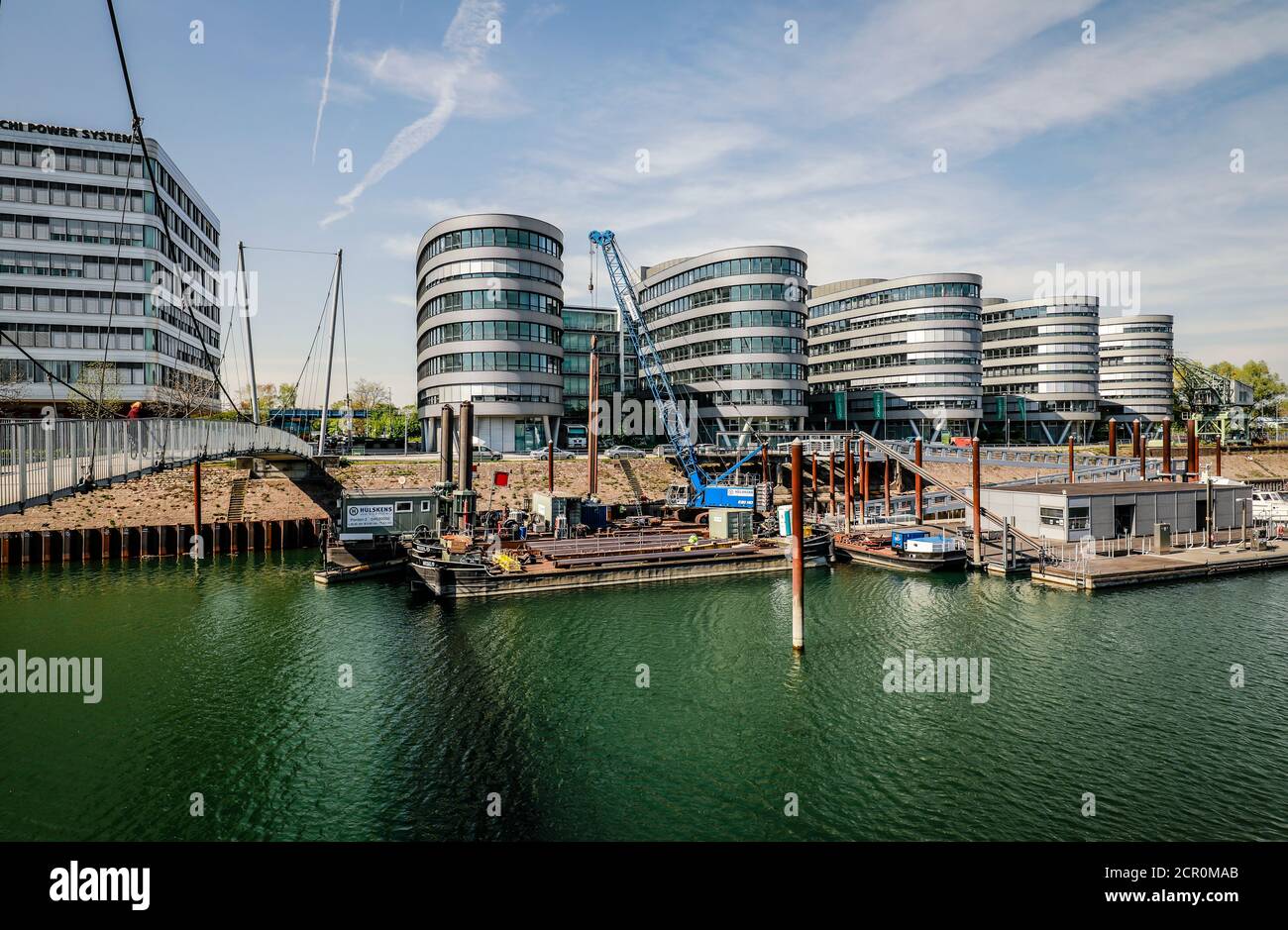 Innenhafen Duisburg mit dem Bürogebäude fünf Boote- und Bootshafen, Ruhrgebiet, Nordrhein-Westfalen, Deutschland Stockfoto