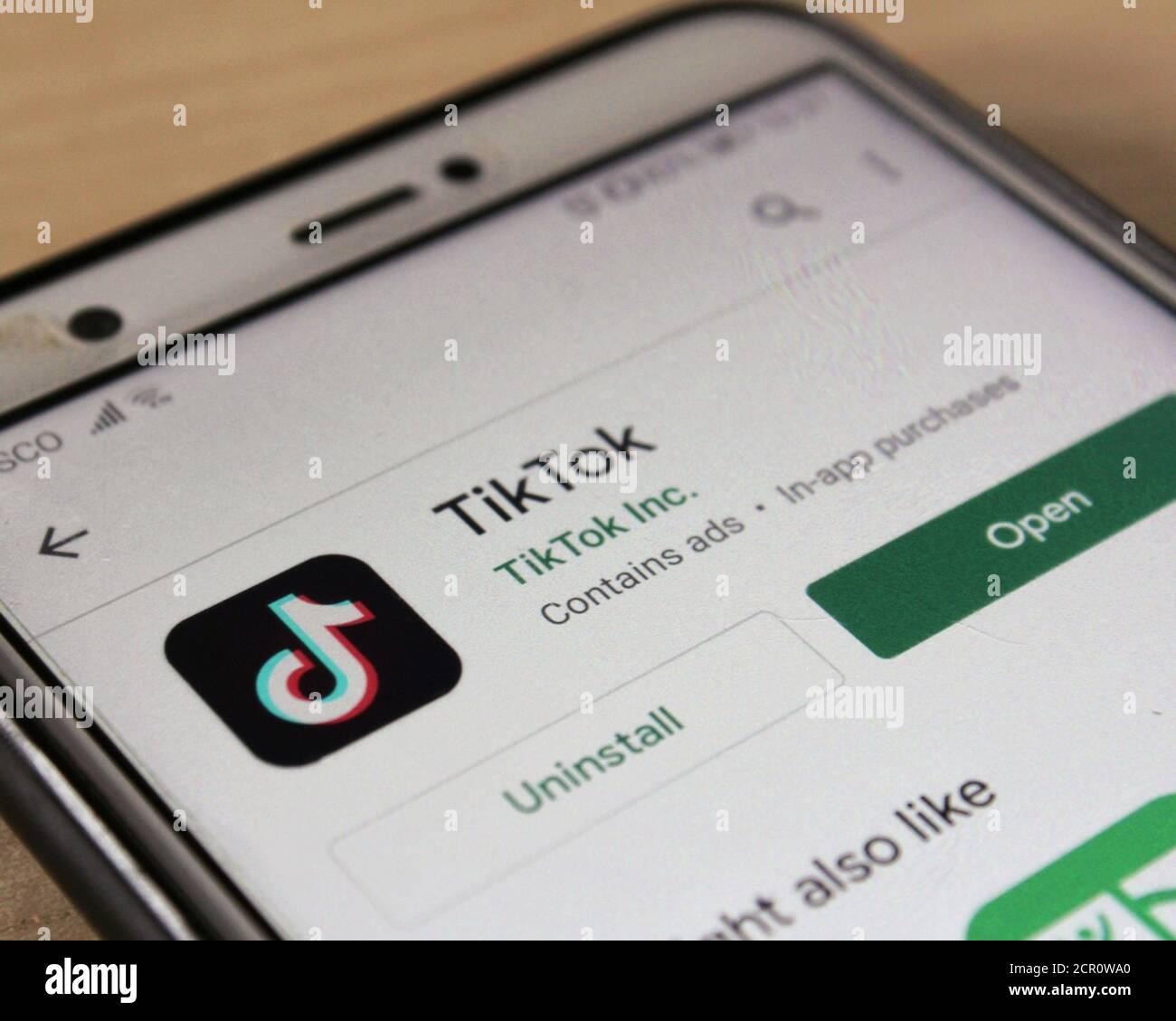 Nahaufnahme eines Telefonbildschirms mit der TikTok App Im google Play Store mit einer offenen Schaltfläche und Eine Schaltfläche zum Deinstallieren Stockfoto