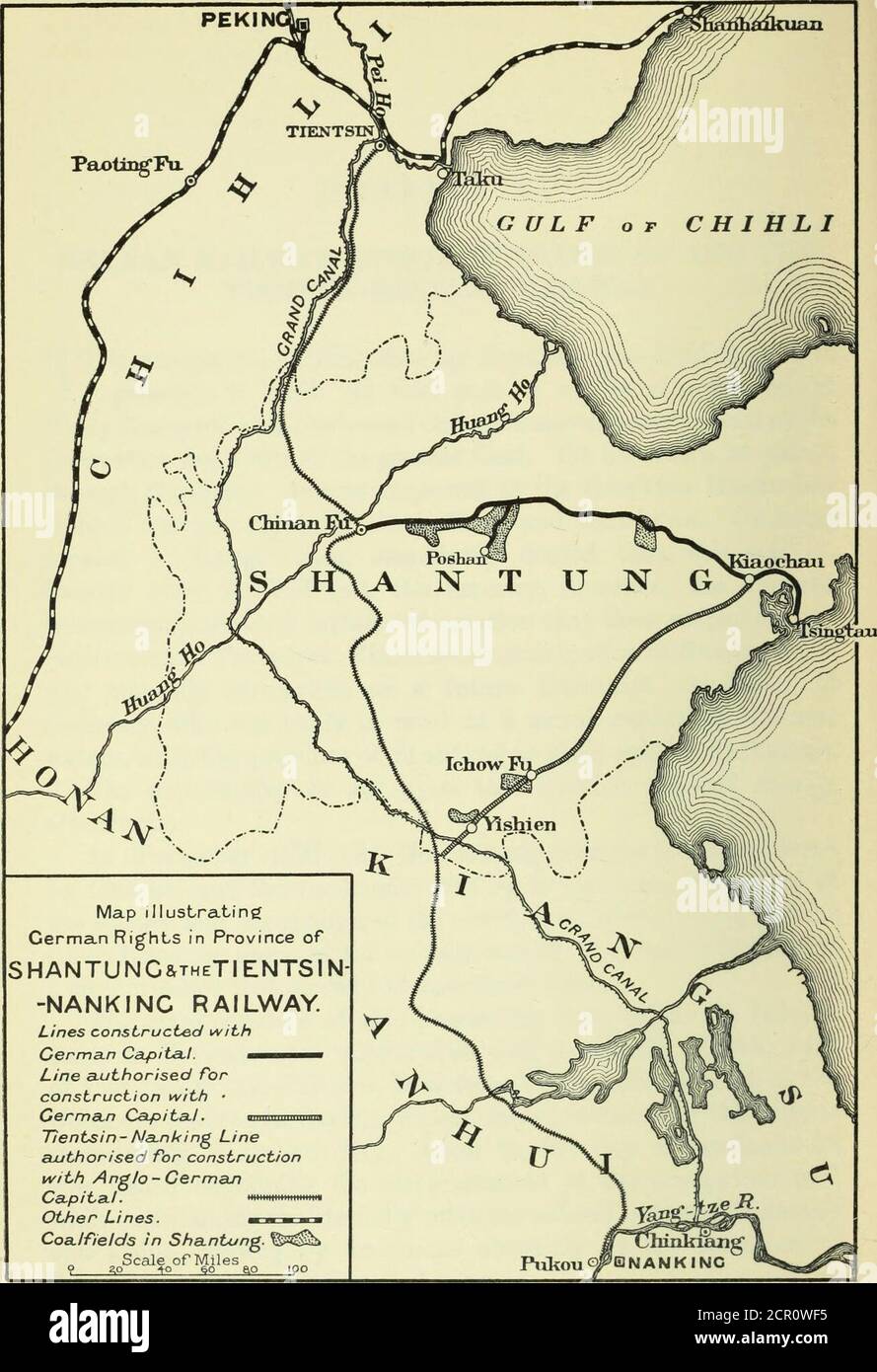 . Eisenbahnunternehmen in China: Ein Bericht über seine Herkunft und Entwicklung. Von einem Marinestützpunkt in Chinesewaters, mit der Provinz Shantung als ihr Einflussbereich. Die Möglichkeit, auf diese Entscheidung zu reagieren, kam kurz darauf. Im November 1897 wurden zwei deutsche Missionare von Chinesen umgebracht, und das Ereignis wurde zum angeblichen Grund für die Beschlagnahme und Besetzung des begehrten Territoriums gemacht. Durch einen Zufall war die Szene der Empörung die Provinz Shantung, ein Umstand, der dazu diente, die Illusion zu fördern. Die Umstände dieses Verfahrens waren kurz wie folgt Stockfoto