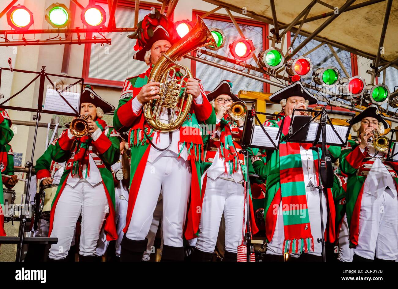 Karneval in Köln, an der Weiberfastnacht der Straßenkarneval wird traditionell am Alten Markt eröffnet, der dann am Faschingsmontag, dem Ol, seinen Höhepunkt findet Stockfoto