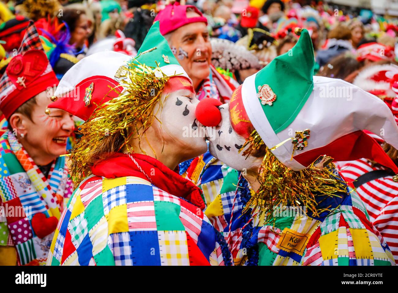 Bunt kostümierte Karnevalsfeiern in Köln Karneval, an der Weiberfastnacht eröffnet traditionell der Straßenkarneval auf dem Alten Markt, der Stockfoto