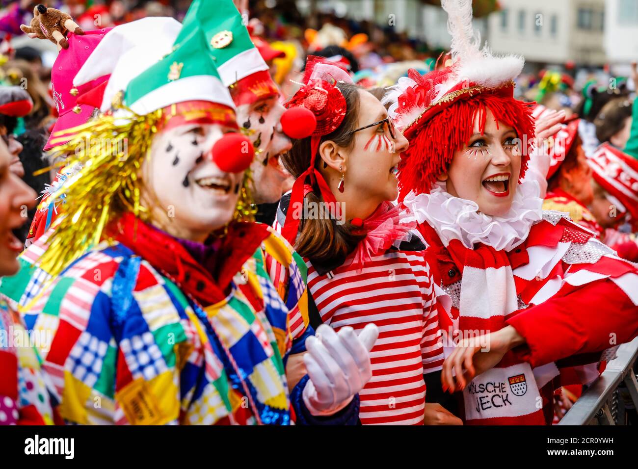 Bunt kostümierte Karnevalsfeiern in Köln Karneval, an der Weiberfastnacht eröffnet traditionell der Straßenkarneval auf dem Alten Markt, der Stockfoto