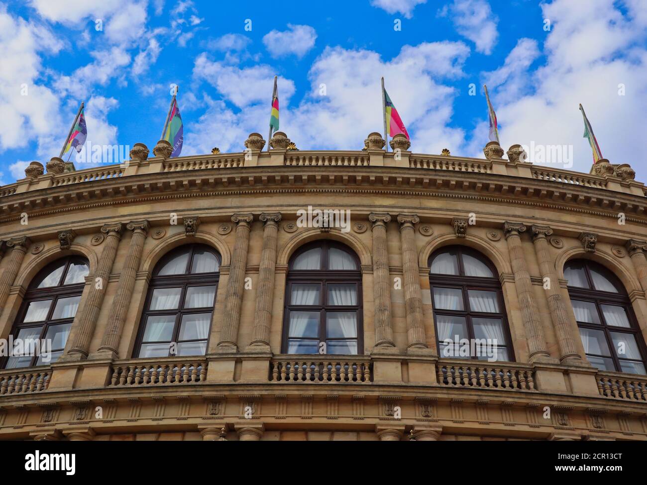 Nahaufnahme des Rudolfinums in Prag. Es ist im Stil der Neorenaissance gestaltet und derzeit befindet sich in dem Gebäude das Tschechische Philharmonische Orchester. Stockfoto