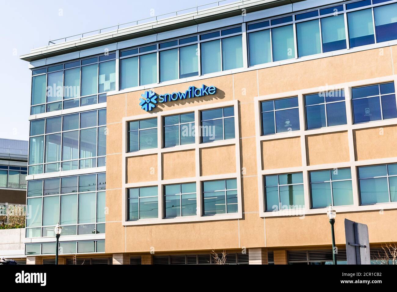 Februar 2020 San Mateo/CA/USA - Snowflake Corporate Headquarters im Silicon Valley; Snowflake Inc. Ist ein Cloud-basierter Data Warehousing-Start Stockfoto