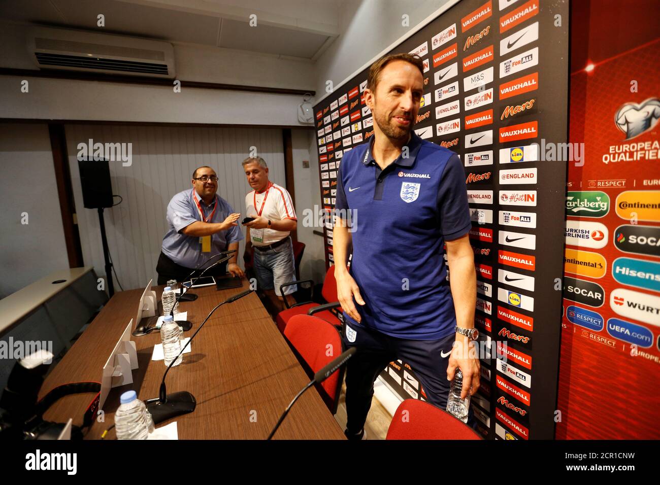 Fußball - WM-Qualifikation 2018 - Europa - England Pressekonferenz - Ta' Qali, Malta - 31. August 2017 England-Manager Gareth Southgate verlässt die Pressekonferenz Action Images via Reuters/Carl Recine Stockfoto