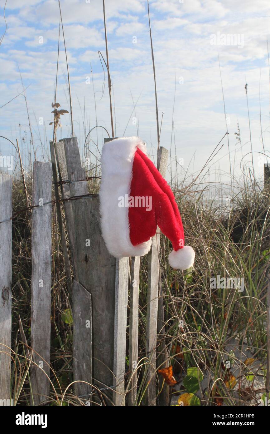 Santa hat thront am Zaun entlang des Pfades am Wrightsville Beach, NC. Stockfoto