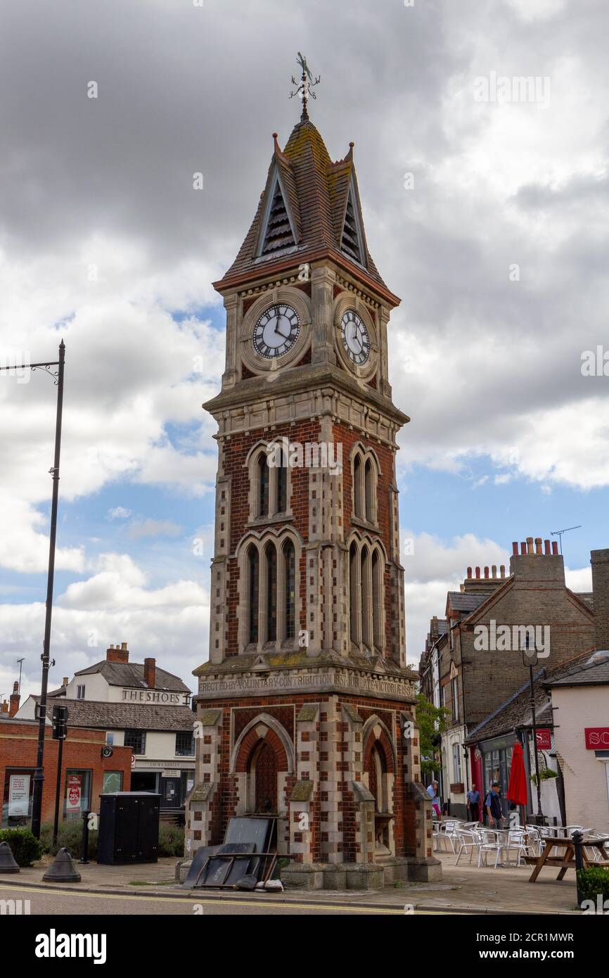 Der Uhrenturm (eine Jubilee-Uhr zur Erinnerung an das Goldene Jubiläum von Königin Victoria im Jahr 1887) auf der High Street in Newmarket, Suffolk, Großbritannien. Stockfoto