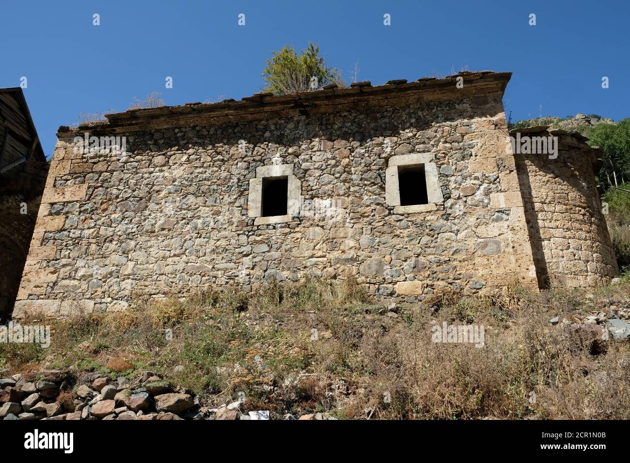 Eine alte Kirchenruine im Dorf Gümüştuğ im Bezirk Torul der Provinz Gümüşhane. Stockfoto