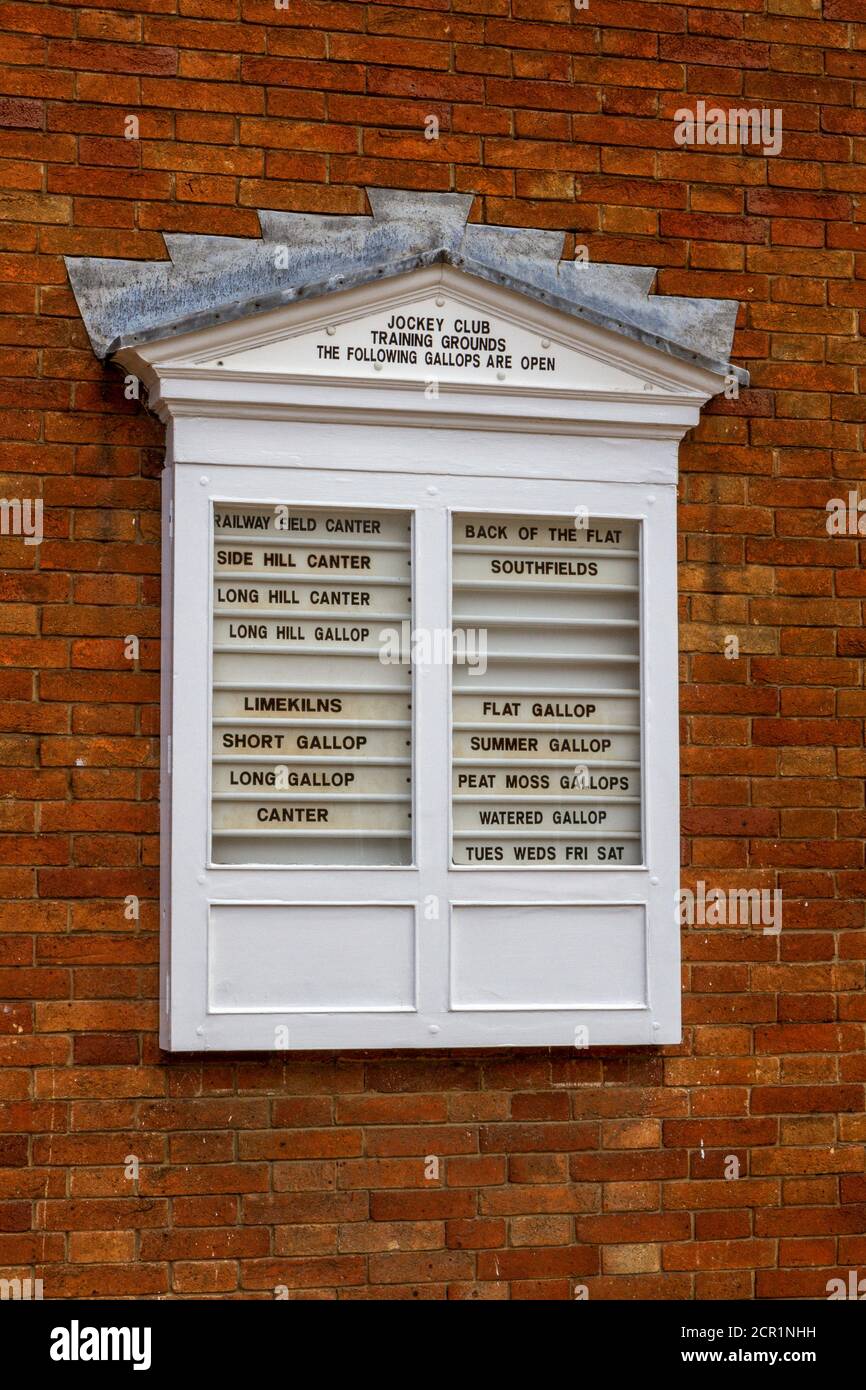 Eine Tafel vor dem Jockey Club informiert Besucher darüber, welche Galopps in Newmarket, High Street, Newmarket, Suffolk, Großbritannien geöffnet sind. Stockfoto