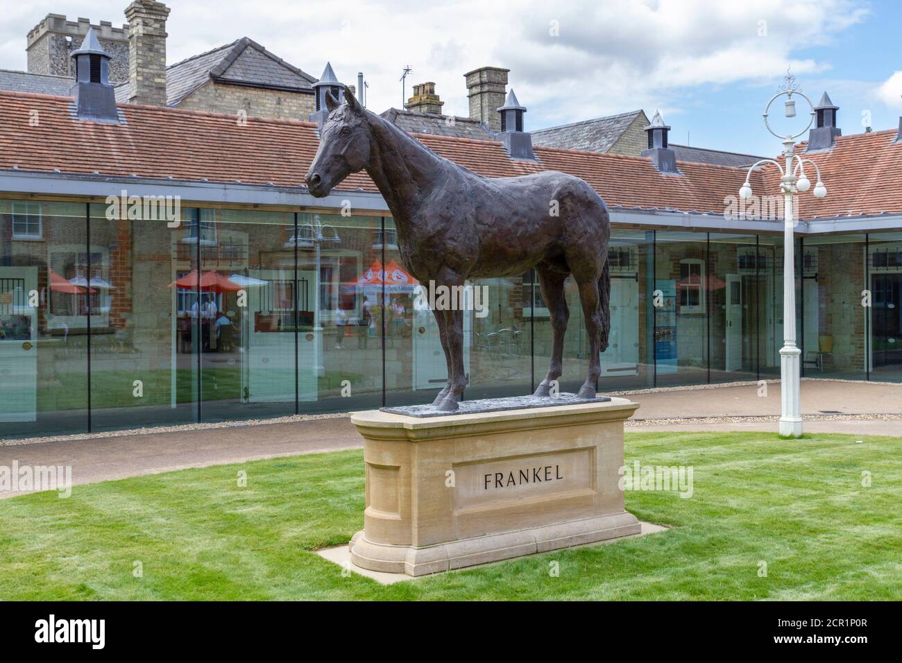 Statue des großen Frankel auf dem Gelände des National Heritage Centre for Horseracing & Sporting Art, Palace House, Newmarket, Suffolk, Großbritannien. Stockfoto