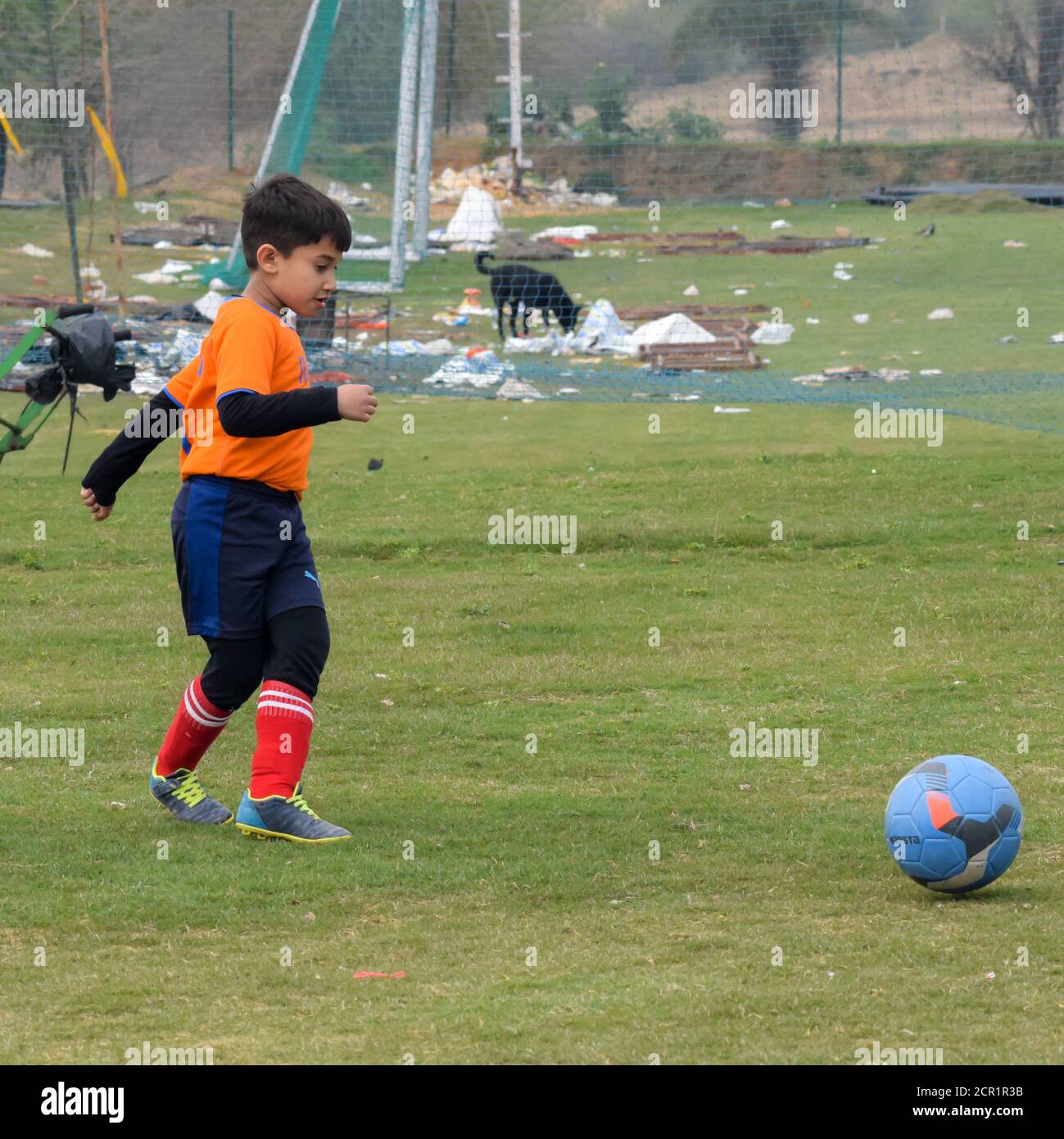 Neu Delhi, Indien - Januar 26 2020: Fußballer der lokalen Fußballmannschaft während des Spiels in der regionalen Derby-Meisterschaft auf einem schlechten Fußballplatz. Heißer Moment Stockfoto