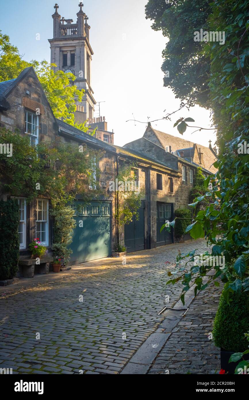 Pretty Mews Flats an der malerischen Circus Lane in Edinburgh, Schottland an EINEM warmen Sommertag Stockfoto
