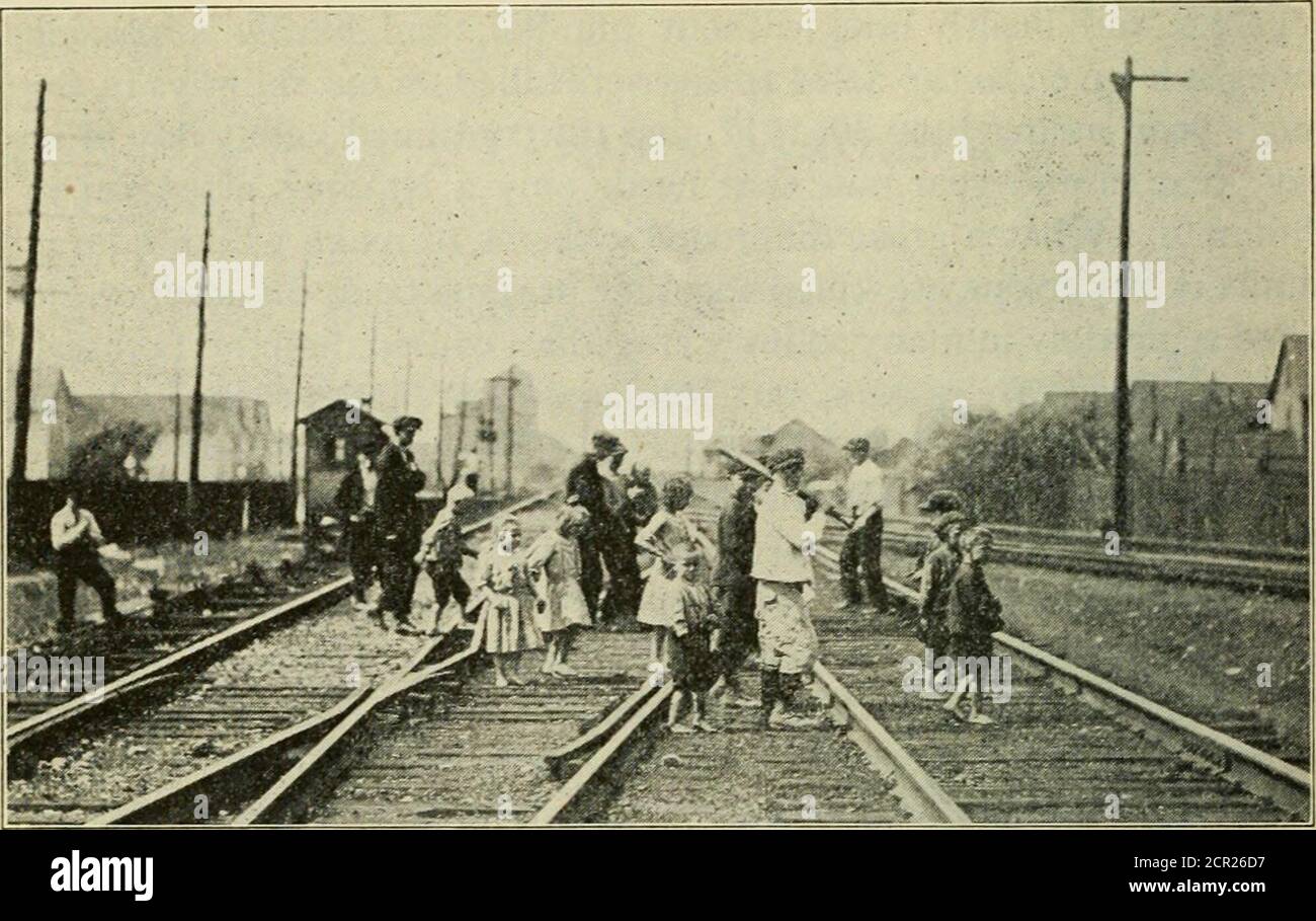 . Die Eisenbahnbibliothek . FABRIKARBEITER VON DEN HUNDERT GEHEN AUF DEN SPUREN NACH HAUSE GEBUNDEN sie gehen abwesend entlang oder denken an alles, aber die Tatsache, dass ihr Leben in Gefahr ist. Hersteller sollten ihre Mitarbeiter über die Gefahr 204 der Eisenbahnbibliothek informieren oder warnen. DER KURZE WEG ZUM BALLGELÄNDE Diese kleinen Opfer wurden von ihren großen Brüdern auf dem kürzesten Weg zum Ballfeld gezeigt. Theirparents sollte ihnen gesagt haben, dass die Straße, die der längste Weg um ist oft die sicherste Laut einer Erklärung von Interstate Commerce Com-Missioner C. C. C. McChord, in Stockfoto