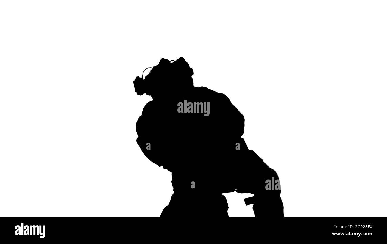 Soldat schießt mit Handpistole auf seinem Knie, Alpha Stockfoto
