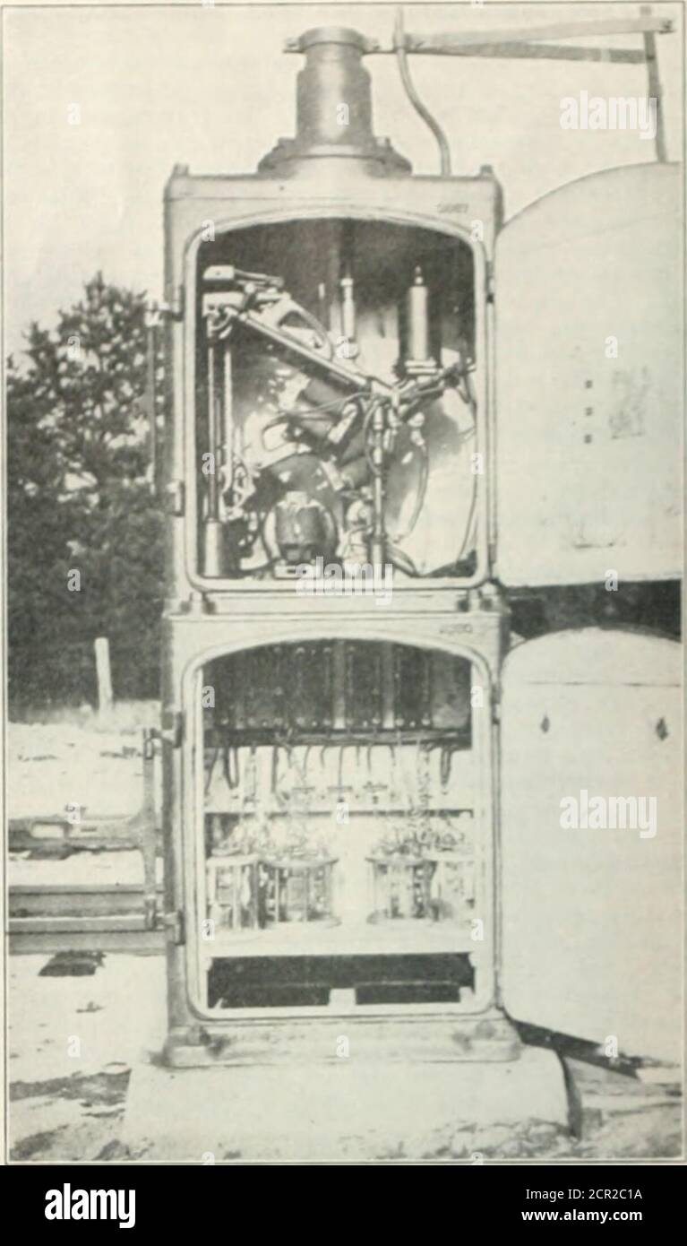 . Eisenbahnzeitalter . Abb. 1 - Spezielle Semaphore für East Hartford-Vernon Linie. Foundallons. Der obere Fall enthält Llie-Signal-Mechanismus, der hy A Llu-Volt einphasigen Induktionsmotor bedient. Der Motor hat subllcliMit Drehmoment beim Start unter Last von jedem beliebigen Punkt zu starten in dem Bogen, durch den das Signal Iravel.s. Die benötigte Zeit loclear sowohl die Heimat und Llie entfernten Armen ist tlve Sekunden. Ihelower Gehäuse verbindet die irui-k Relais, die Leitungsrelais, die Steuerschalter, die Sicherungen und die Blitzableiter.^. Alle Signale haben denselben Apparat in derselben relativen Position und sind drahtal Stockfoto