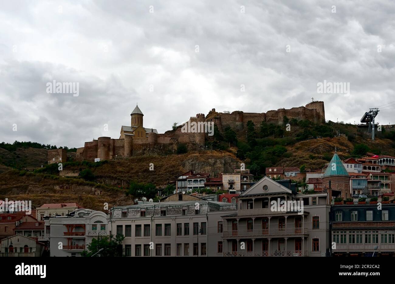 Stadtbild von Tiflis mit Festung Narikala vor dem Hintergrund Georgiens Stockfoto