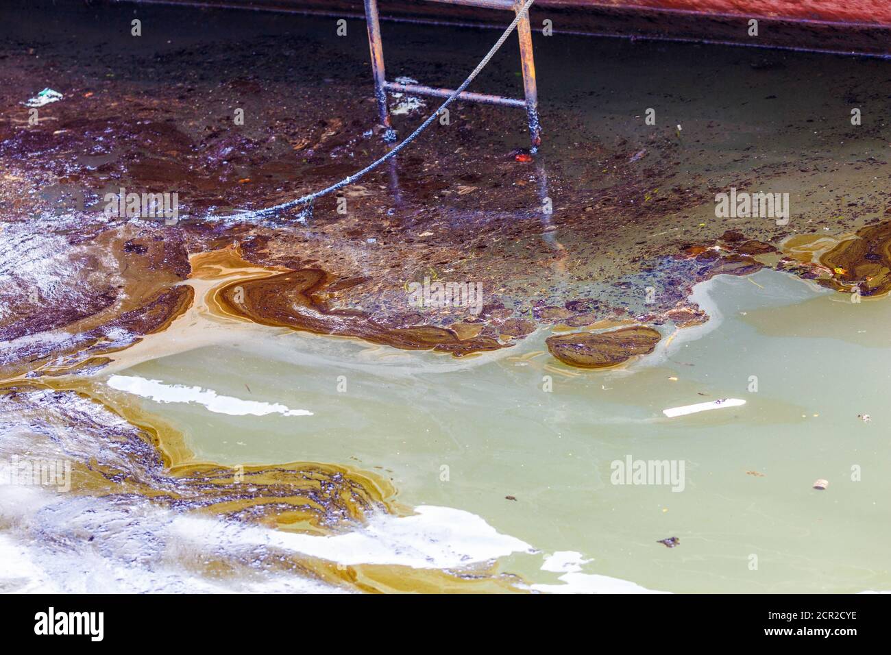 Ökologische Katastrophe. Verschüttetes Öl ins Meer. Stockfoto
