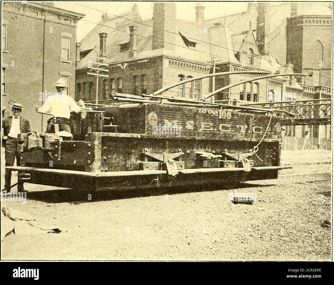 . Das Straßenbahnjournal . vom selben Motor, hält die Strecke und das Regal vom Schlamm frei. Die Spannweite ist 60 ft. Schräg acrossthe Kanal. Alle Zugbrücken sind Deckplatten-Träger, von Coopers Spezifikation für eine Nutzlast von 3500 lbs. Pro Fuß bestimmt. Während des Baus eine geniale temporäre Schaukel bridgewas an solchen Orten verwendet. Ein Ende der beweglichen Spanne wespivieved zu einem Holz, das nahe einer Bank gebogen wurde, und das andere Ende, wenn geschlossen wurde, wurde nach einem ähnlichen gebogen an der Gegenseite getreten, und wenn geöffnet wurde auf einem Scow geschwommen. Die Ziehung war 16 Fuß lang, bestehend aus zwei 12 Zoll x 14 Zoll Eichenholz, gerahmt Stockfoto