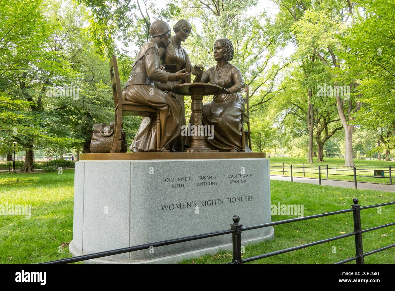 Das Denkmal für die Pionierinnen der Frauen befindet sich auf dem Literary Walk im Central Park, New York City, USA Stockfoto