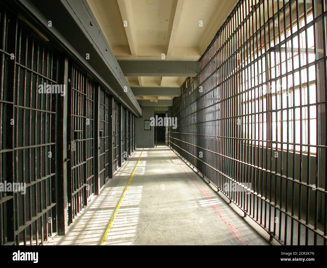 Innenansicht eines geschlossenen Gefängniszellenblocks in einer ungenutzten heruntergekommenen staatlichen Einrichtung. Stockfoto